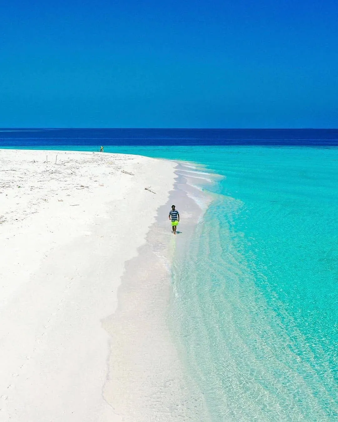 sand walk in maldives