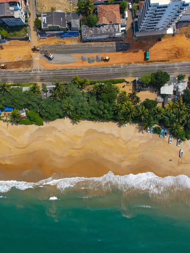 mount lavinia beach in colombo