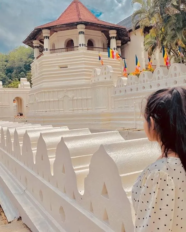 girl on temple of tooth relic