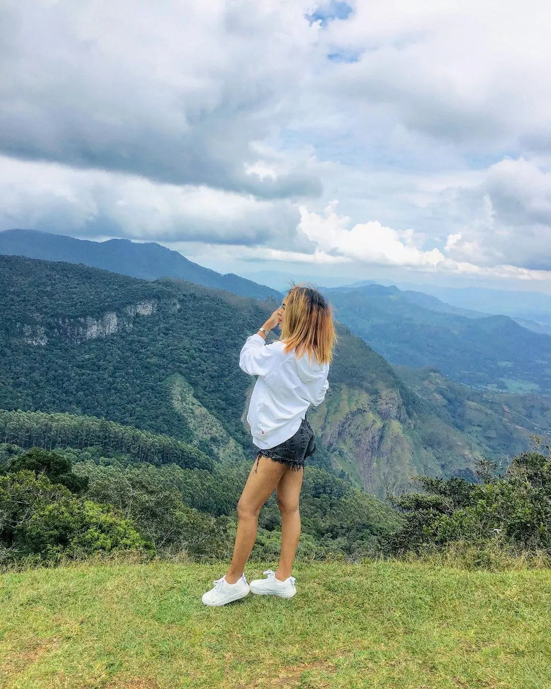 girl on moon plains nuwaraeliya