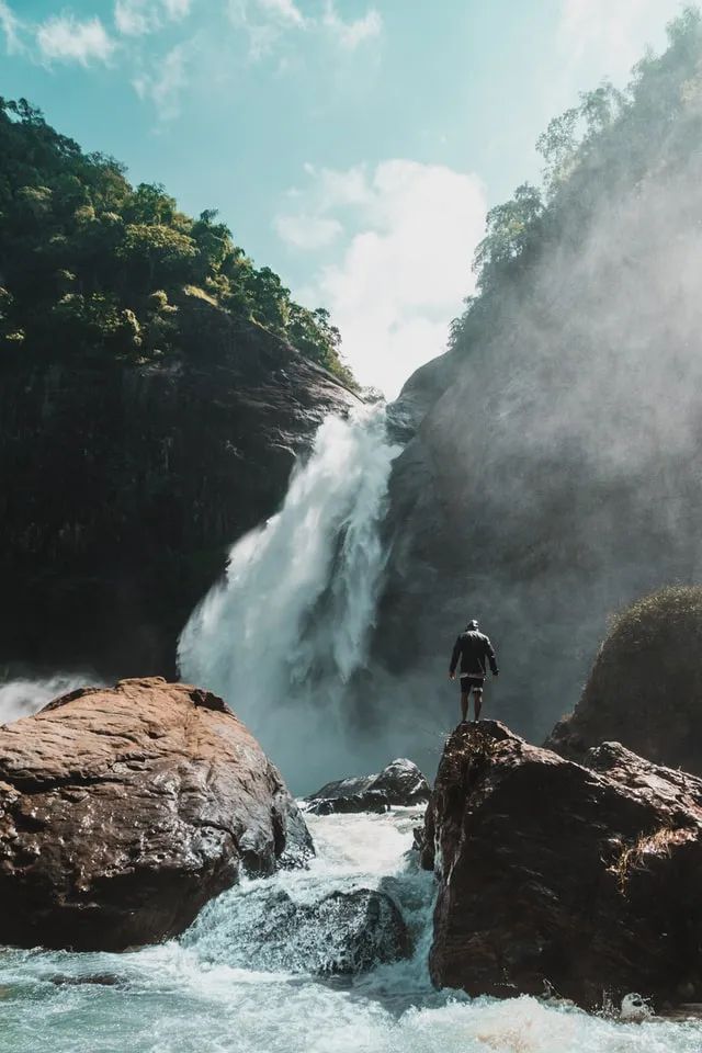 dunhida waterfall in sri lanka